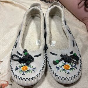 L.L. Bean women's embroidered and beaded moccasins size 8 native Southwest